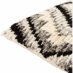 Zohra Shag Pillow 9 Zohra Shag Pillow -Jungalow bes003 detail corner PhotoRoom